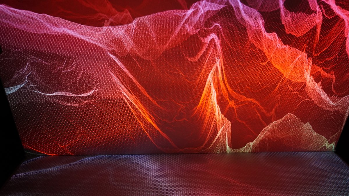 jeux de lumière art immersif orange et rouge effet voile