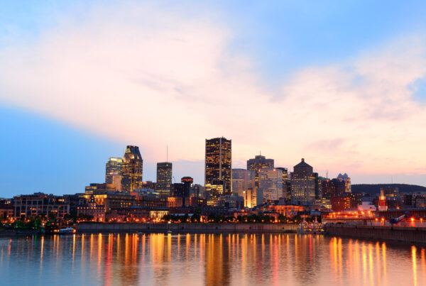 Panorama du centre-ville de Montréal avec ses gratte-ciel emblématiques, illustrant les meilleures choses à faire dans le centre-ville de Montréal.
