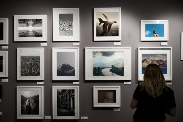 Visite d’une femme dans une galerie d’art, activités culturelles à Montréal.